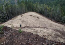 After: The ridgetop has been recontoured, seeded and mulched just in time for the winter wet season.